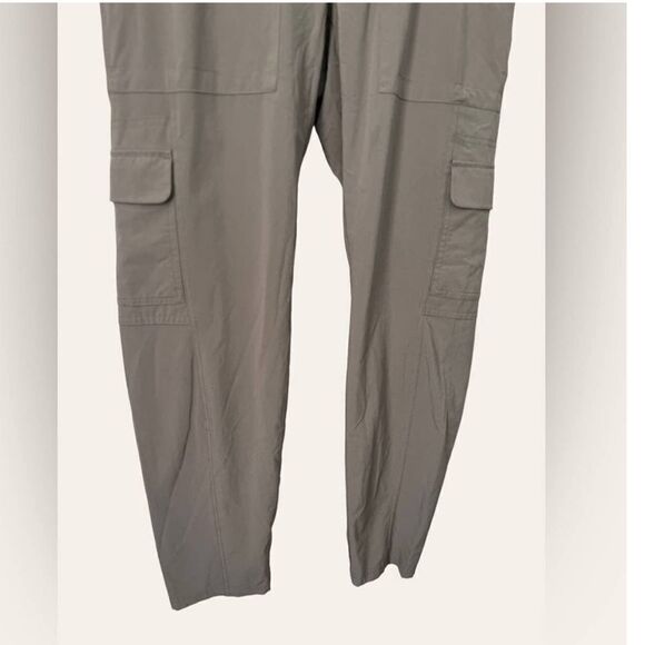 EXCELLENT CONDITION WOMEN’S SIZE 8 ATHLETA TAUPE CHELSEA CARGO PANTS - Picture 10 of 11